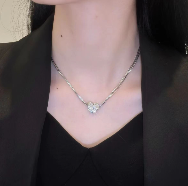 🔥💕 Magnetic Heart Necklace✨ Stylish Love-Inspired Statement Jewelry