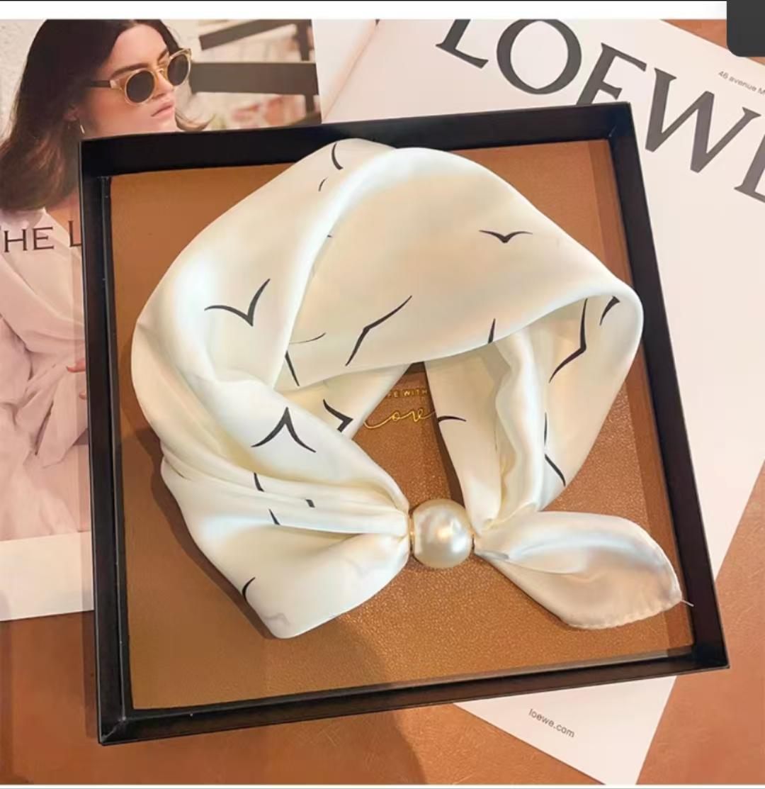 🔥HOT SALE🔥 Pearl Buckle Closure Printed Scarf