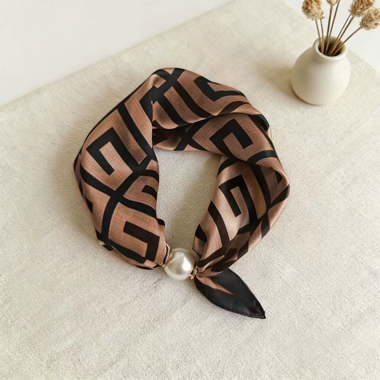 🧣 Effortless Glamour: Pop-On Pearl Necklace Scarf ✨